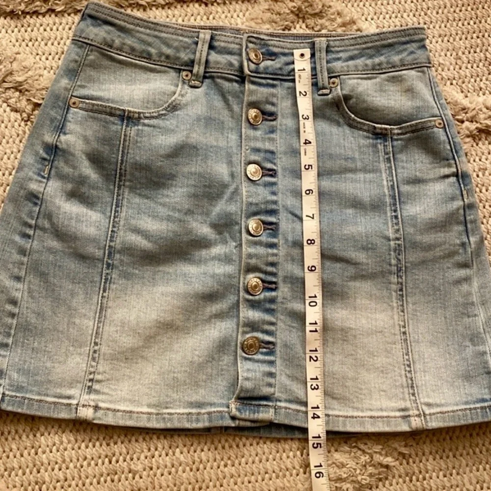 American Eagle Light Wash Button Front Denim Mini Skirt Size 4 - Picture 6 of 6